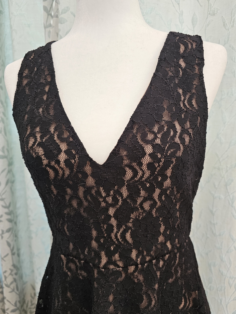 BCBG Maxazria NWT Elegant Black Lace V-Neck Women's Dress